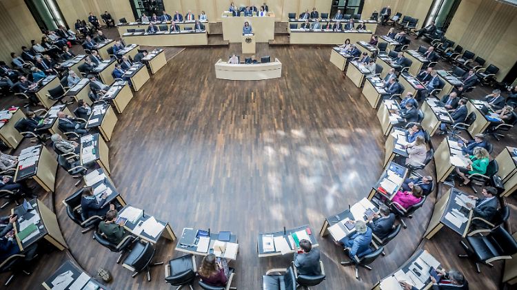 Sollen die Abstimmungsregeln im Bundesrat überarbeitet werden? Bundestagspräsident Schäuble ist jedenfalls dafür.