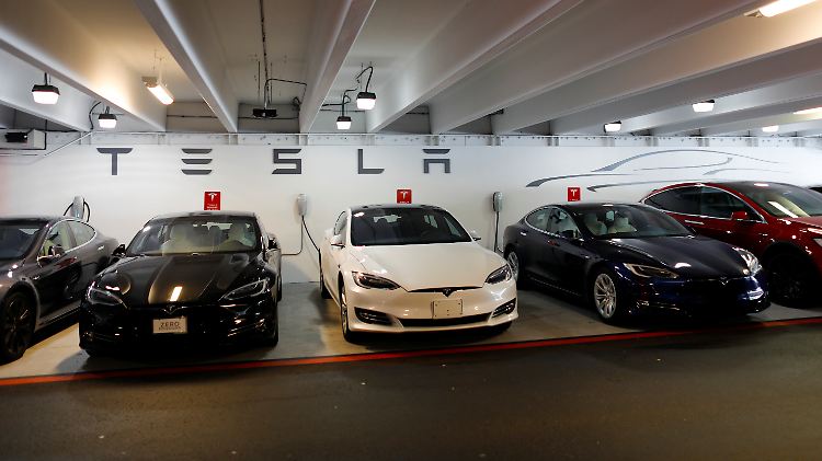 Der verlustbringende E-Autobauer Tesla braucht mittlerweile dringend Kapitalspritzen. 