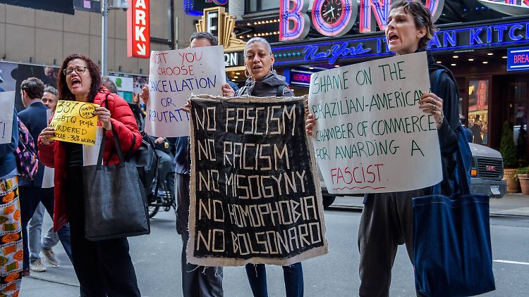 Aktivisten protestieren vor dem Marriott  Hotel in New York gegen den Bolsonaro-Besuch.