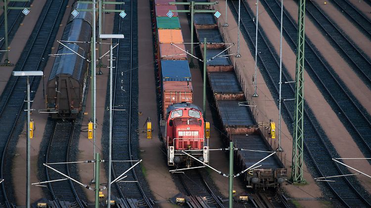 Nach Berechnungen des Netzwerks Europäischer Eisenbahnen (NEE) wurden seit der Bahnreform 1994 bis Anfang 2018 gut 1700 Kilometer Eisenbahnstrecke in Deutschland neu gebaut oder umgebaut. Das Straßennetz ist dagegen um 247.000 Kilometer gewachsen.