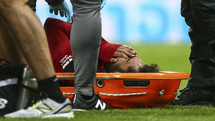 Stürmerstar Salah muss vom Platz getragen werden.