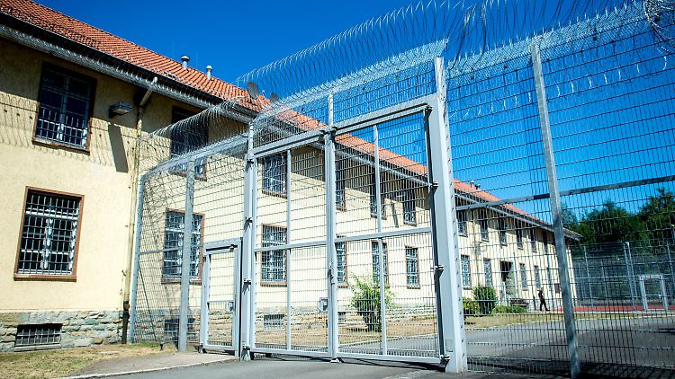 Ein gesichertes Gebäude in der Abteilung Langenhagen der JVA Hannover. Der Gebäudekomplex, der ursprünglich als Kaserne genutzt wurde, dient heute der Unterbringung von Asylbewerbern in Abschiebungshaft.