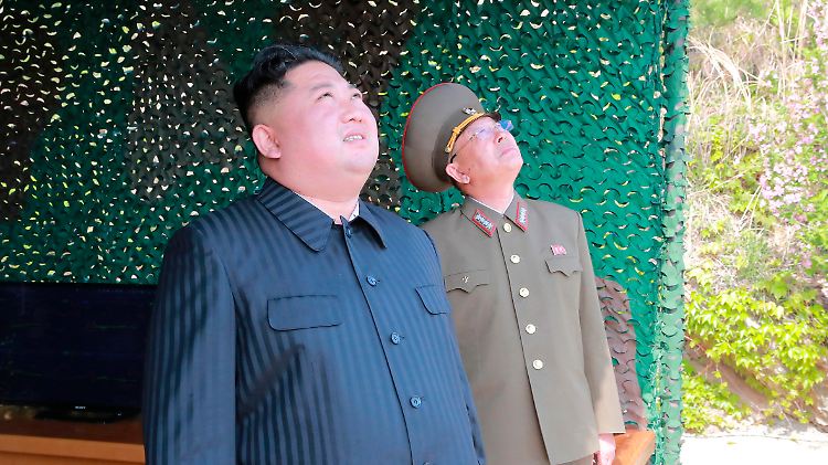 Von dem Erfolg der Waffenübungen überzeugte sich Machthaber Kim Jong Un (links) persönlich.