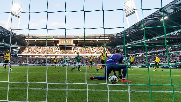 Mit seinem Patzer leitete BVB-Keeper Roman Bürki das Ende der Dortmunder Titelträume ein.