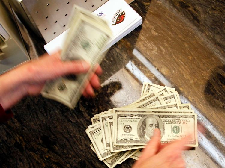Dollar in Hunderten: Steuererleichterungen, Niedrigzinsen und eine massive Ausweitung der Geldmenge.