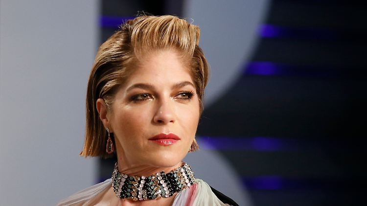 Bei den Oscars im Februar zeigt sich Selma Blair mit Gehstock auf dem roten Teppich.