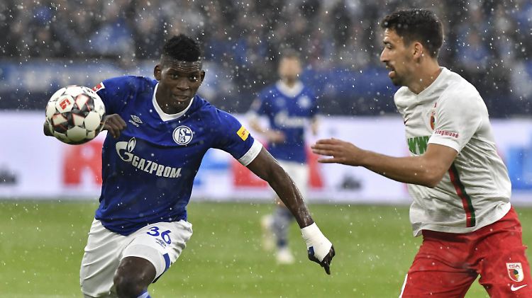 So dynamisch wie in diesem Zweikampf zwischen Breel Embolo (links) und Rani Khedira war's nur ganz, ganz selten an diesem 32. Spieltag in der Schalke-Arena.
