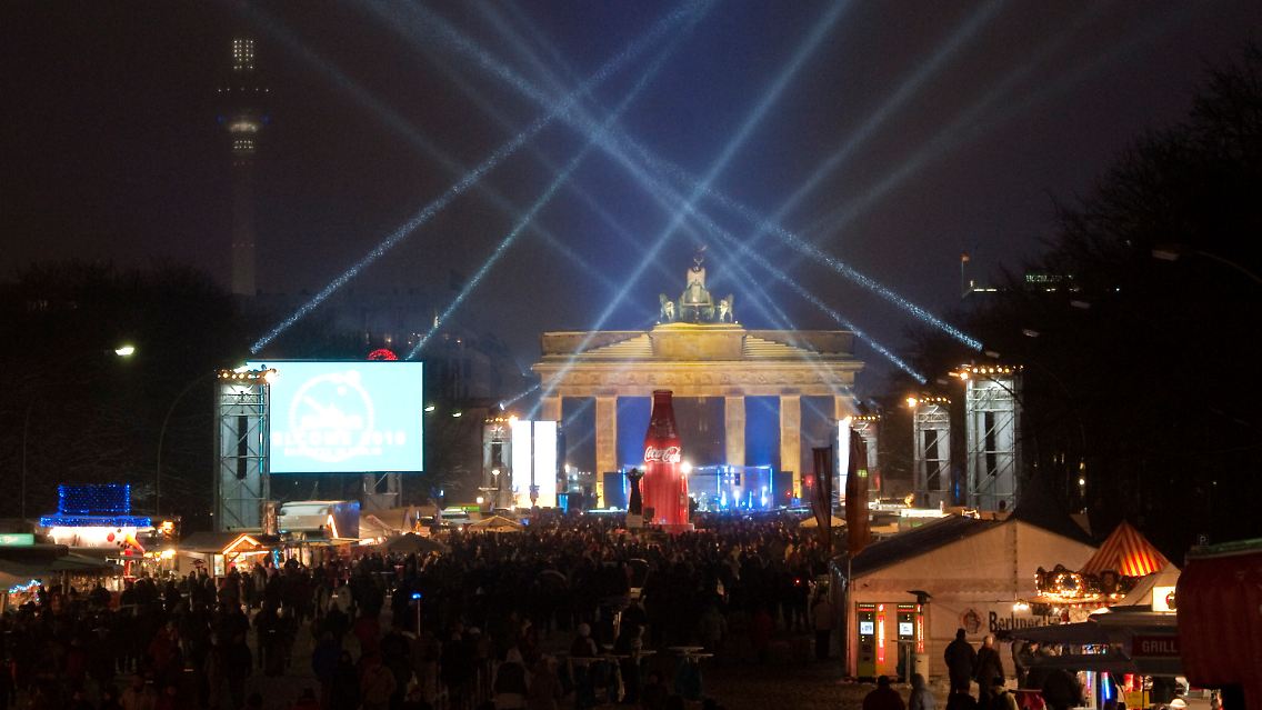 Festmeile zur Silvesterparty auf der Strasse des 17. Juni vor dem Brandenburger Tor in Berlin: Die Stadt ist der Silvester-Renner bei vielen.