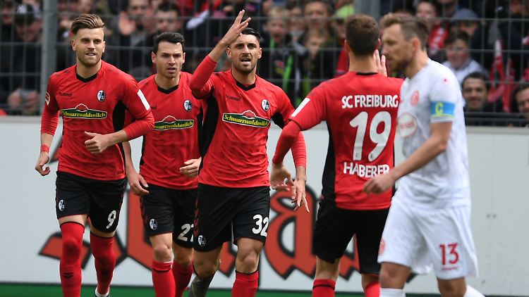 Der Jubel nach dem Tor: Freiburgs Lucas Höler, Nicolas Höfler, Torschütze Vincenzo Grifo und Janik Haberer.