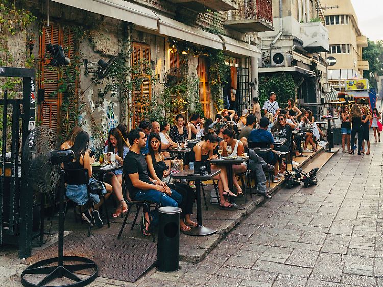 Tel Aviv ist eine pulsierende Stadt: "Tel" erinnert an alte Hügel, an Überreste von Jahrtausenden; "Aviv" steht für Frühling und Neuanfang.