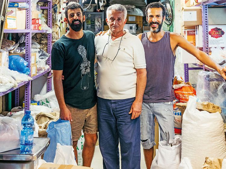 Arie Habshush mit seinen Söhnen im Gewürzladen auf dem Levinsky-Markt.