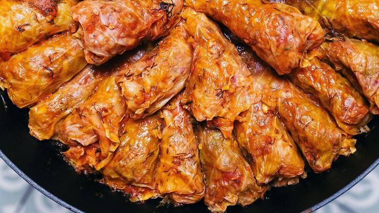Oma macht sie mit Fleisch, Haya ohne: die Kohlröllchen "Sarma".