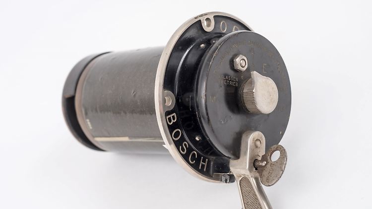 1910 – die Geburtstunde des ersten Autoschlüssels. Der Stromkreis für die Zündung wurde mit einem Schlüssel geschlossen, Ankurbeln musste man das Auto dennoch.