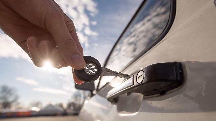 Bis in die 60er Jahre hatten Autos teilweise noch unterschiedliche Schlüssel für Verriegelung und Zündung.