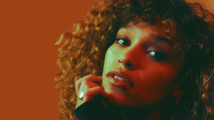 Izzy Bizu hat mit "Glita" eine neue EP veröffentlicht.