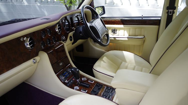 Im Bentley Turbo R macht es besonderen Spaß, die Drucktaster und Schalter auszuprobieren.