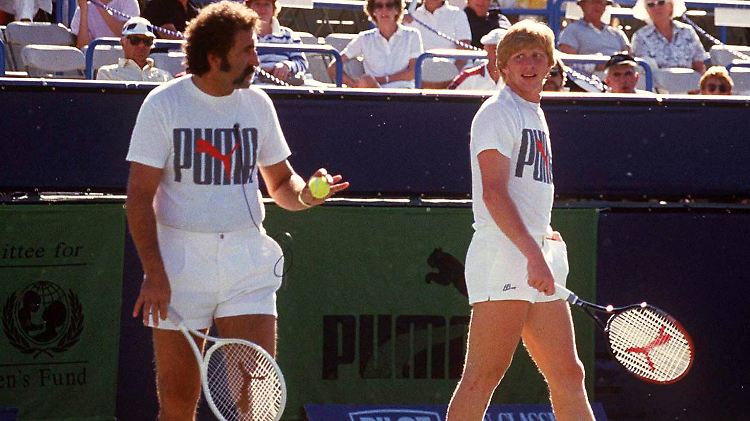 Der bessere Tennisspieler von beiden war zweifellos Boris Becker (r.), auch wenn Ion Tiriac hier den Ton angibt.