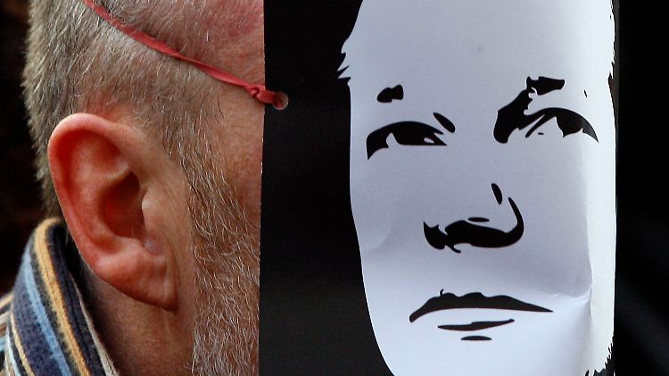 Ein britischer Wikileaks-Unterstützer zeigt seine Solidarität mit Assange.
