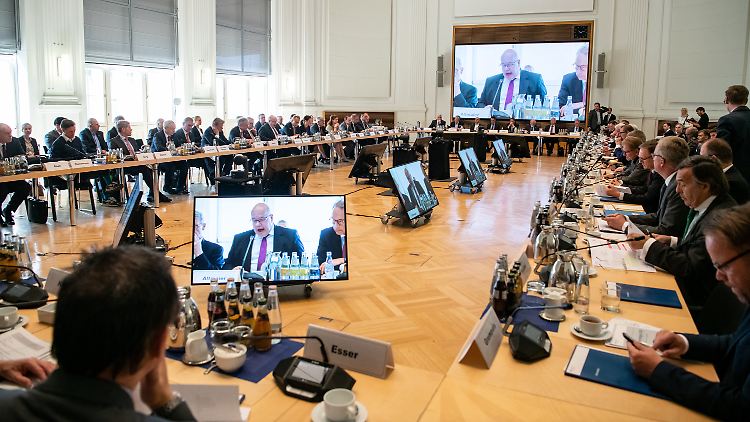 Große Runde mit Peter Altmaier: Der Minister spricht vor Spitzenvertretern aus der deutschen Unternehmenslandschaft im Bundeswirtschaftsministerium.