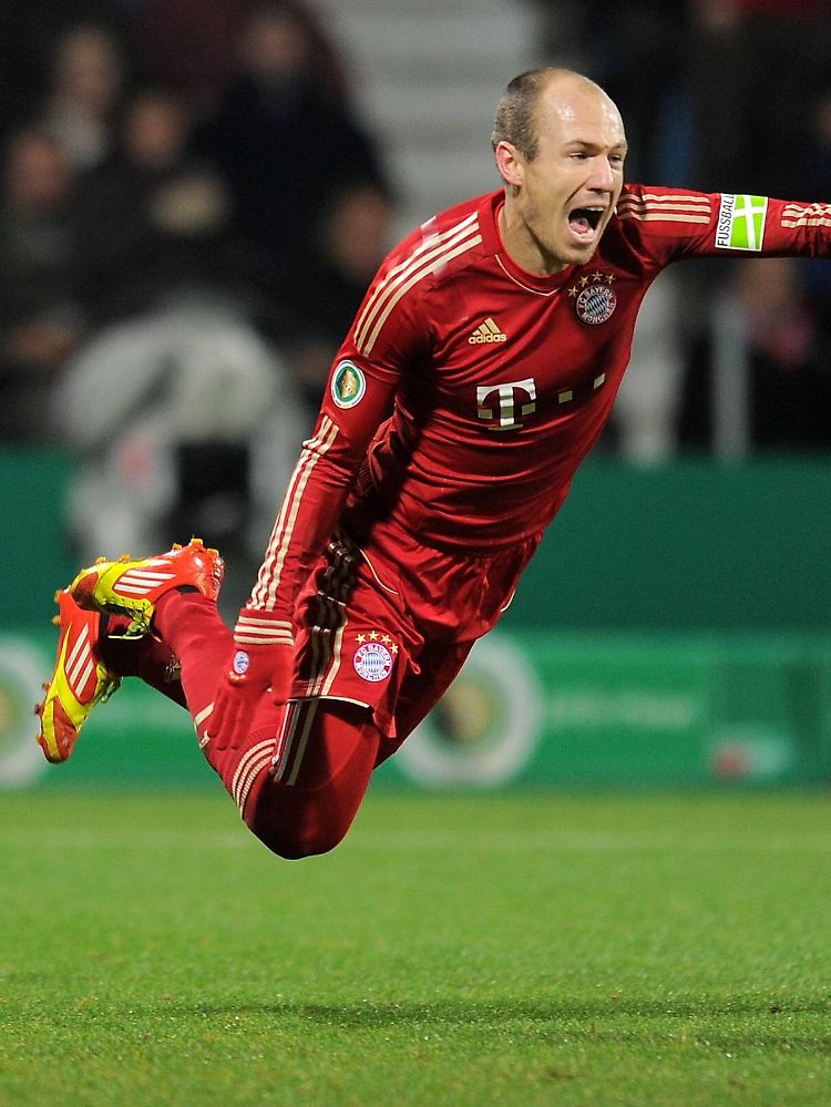 Bochum, 20. Dezember 2011: Robben hebt ab (und springt aus dem Text hinaus. Das sollte nicht sein, geht aber in diesem Fall nicht anders. Dafür ist das Foto einfach zu schön).