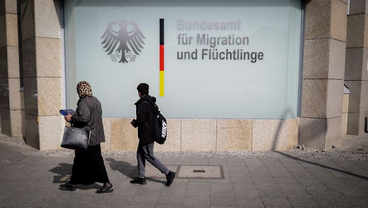Das Pilotprojekt wird unter anderem vom Bundesamt für Migration und Flüchtlinge und dem Bundesinnenministerium verantwortet.