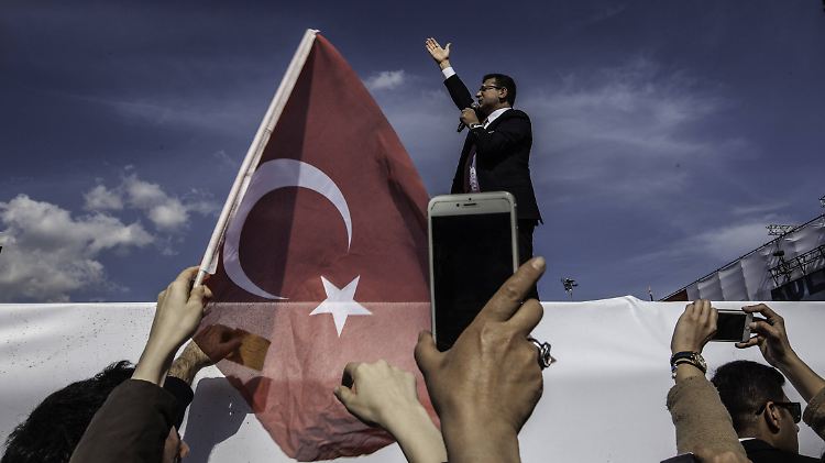 Die Wahlbehörde kassiert unter Druck das Wahlergebnis für Istanbul ein: Opositionskandidat Ekrem Imamoglu.