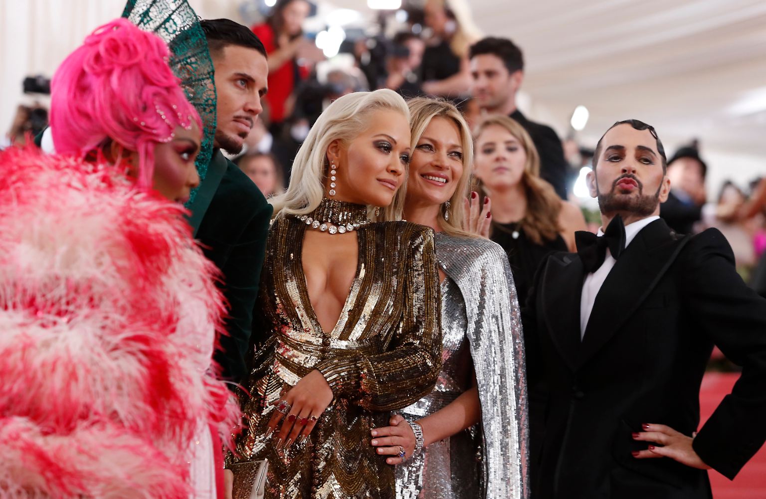 Bei einer der wichtigsten Partys der Modewelt zeigen Dutzende Stars in New York ihre ausgefallenste Abendgarderobe - Kate Moss und Rita Ora sind nur zwei von vielen.