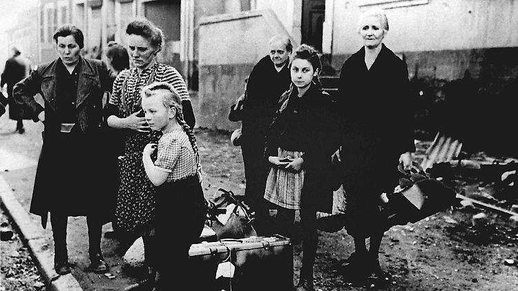 Gebhardt geht von etwa 900.000 Vergewaltigungsopfern am Ende des Krieges auch, meist Frauen, aber auch Männer und Kinder.