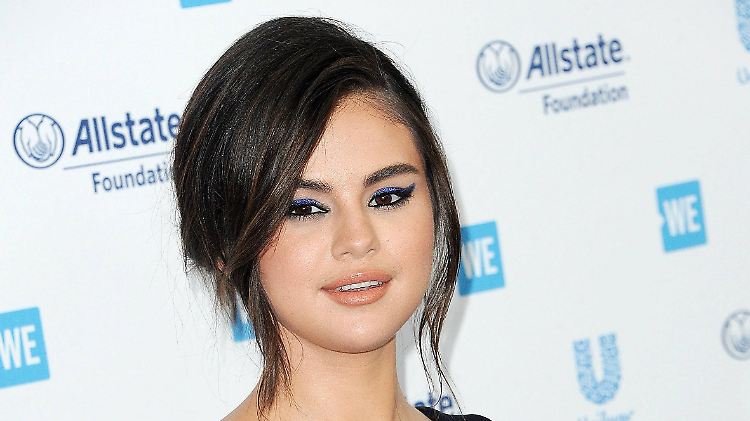 Nicht erst seit ihrer Nierentransplantation hat Selena Gomez immer wieder mit psychischen Problemen zu kämpfen, die sie aber aktiv angeht. 