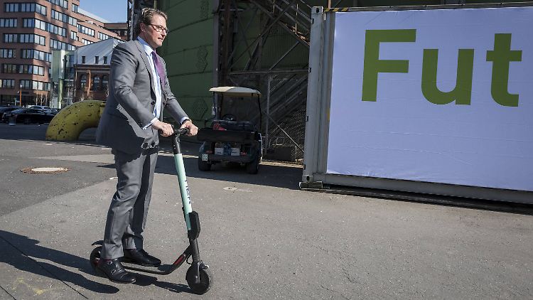 Andreas Scheuer promotete die E-Scooter auch ganz persönlich während seiner Amtszeit als Bundesverkehrsminister von 2018 bis 2021.