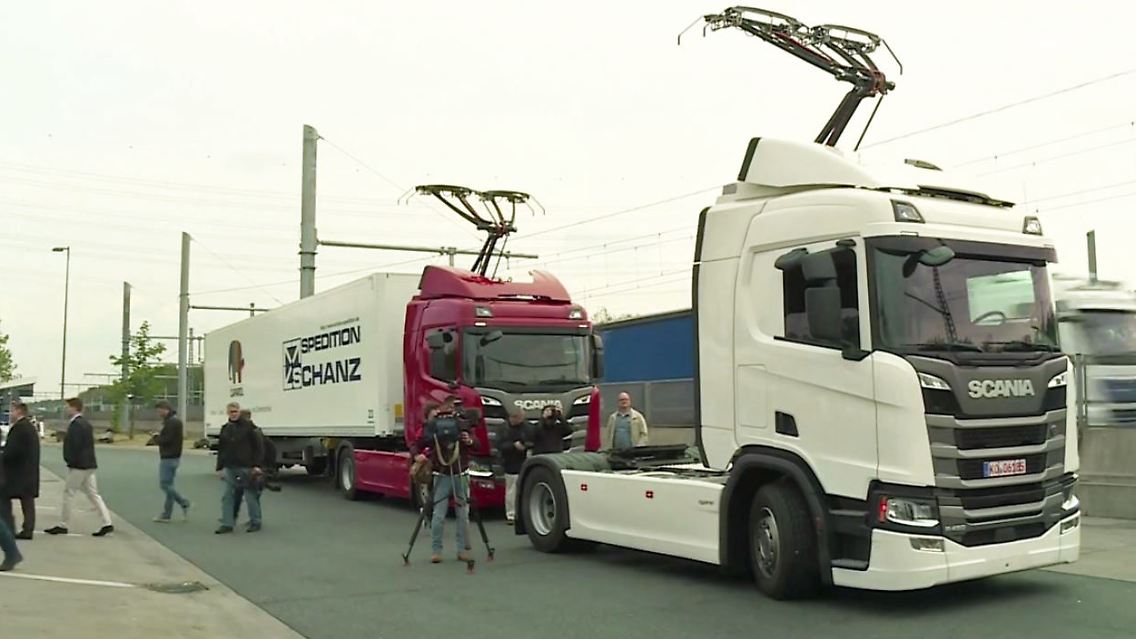 Elisa Lkw Autobahn Strom.JPG