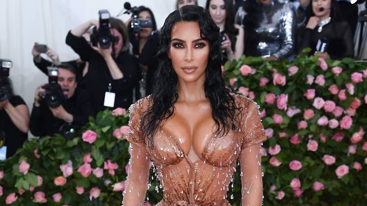 Während die Welt über Kim Kardashians Kurven diskutiert, tut sie im Hintergrund Gutes.