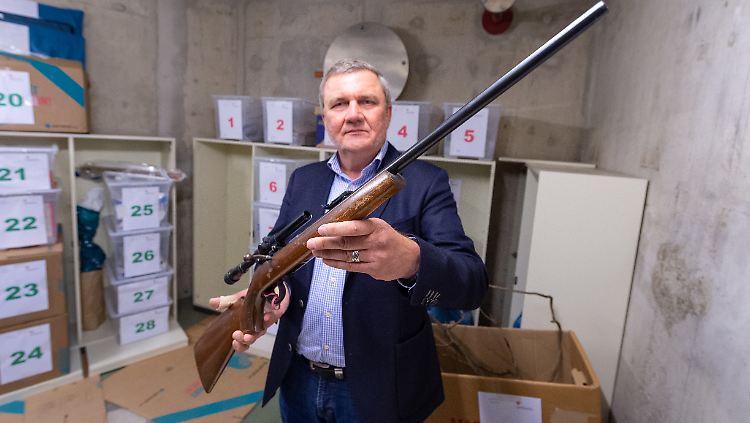 Jürgen Schubbert leitet die Ermittlungsgruppe, die unter anderem ein Gewehr aus der Asservatenkammer noch einmal untersucht.  