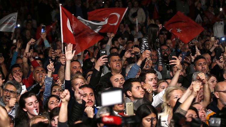 Anhänger des CHP-Bürgermeisters Imamoglu äußerten auf einer Kundgebung ihren Unmut über die Entscheidung der Wahlkommission.