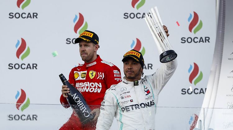 Der Mercedes-Fahrer, in diesem Fall Lewis Hamilton, jubelt, Ferrari-Pilot Sebastian Vettel muss gratulieren. So wie in den ersten vier Rennen soll es für den Deutschen in Barcelona nicht laufen. 