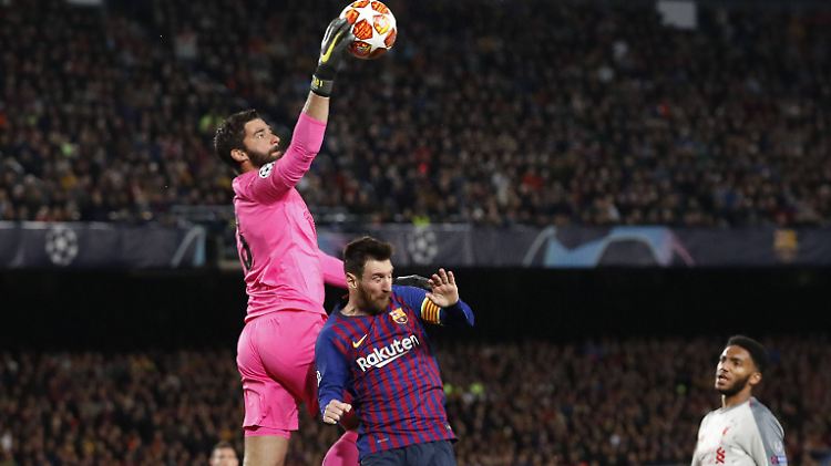 Ein Champions-League-Finalist - und Lionel Messi (v.l.): Alisson Becker verwehrte Messi beim "Wunder von Anfield" einen Treffer und schaltet den besten Fußballer der Welt schon wieder per Rückspiel-Wunder aus.