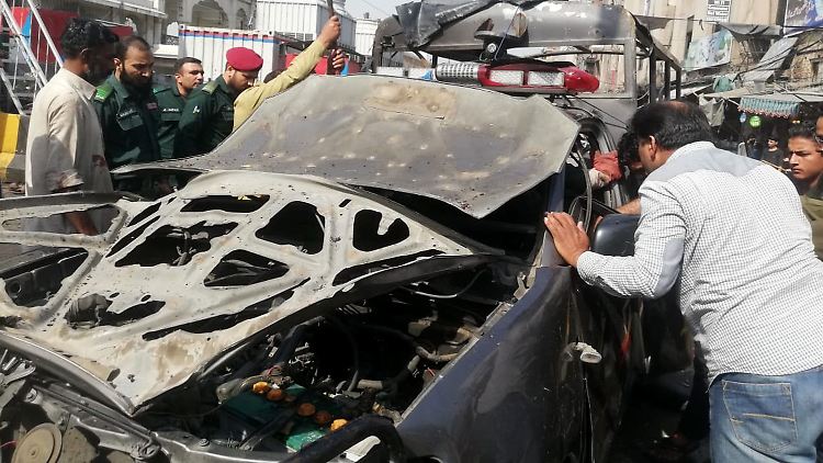 Auch Autos wurden durch den Anschlag in Lahore zerstört.