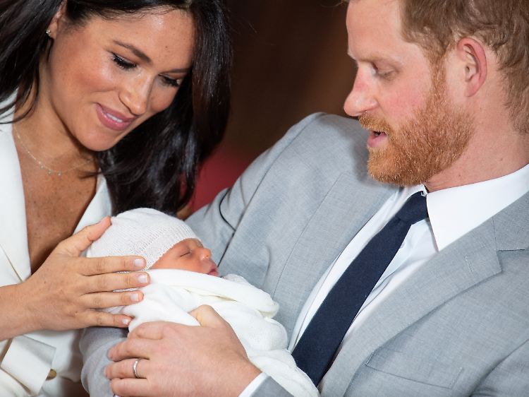 Modern - Harry darf das Baby halten. Was da nicht alles reininterpretiert werden wird in den nächsten Tagen!