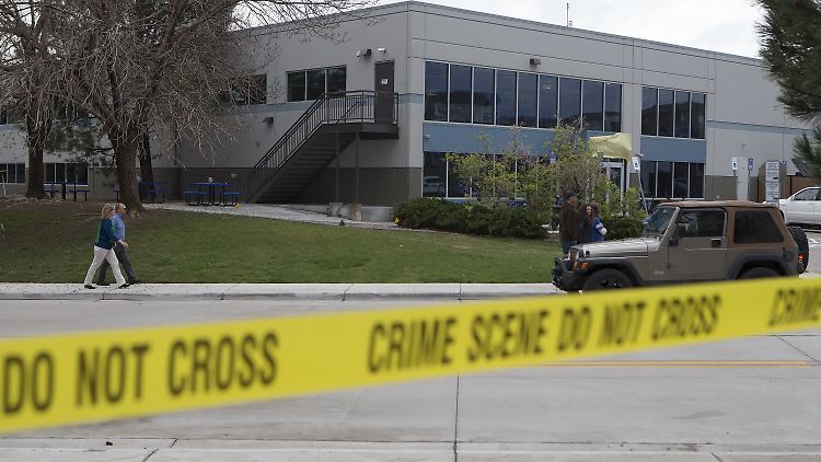 Die beiden mutmaßlichen Täter kamen gegen 14 Uhr Ortszeit in die Schule und begannen zu schießen.