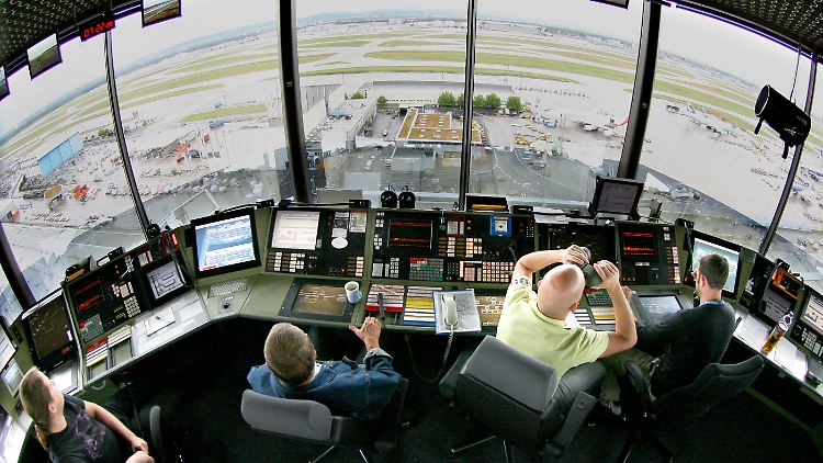 Bedrohung für den Flugverkehr: Blick aus dem Tower am Frankfurter Flughafen (Archivild).