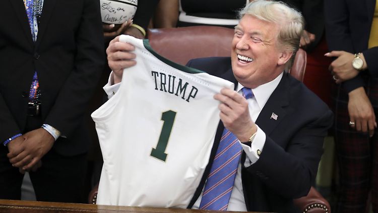 Dieses Trikot würde Donald Trump längst nicht von jedem Sportler bekommen.