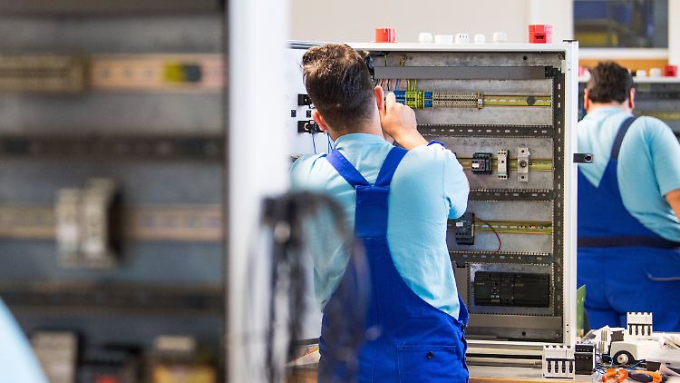 Wie wird die Gesetzeslage für Fachkräfte aus dem Ausland, die in Deutschland arbeiten wollen, künftig aussehen? Derzeit debattieren die Bundestagsabgeordneten über einen entsprechenden Entwurf.
