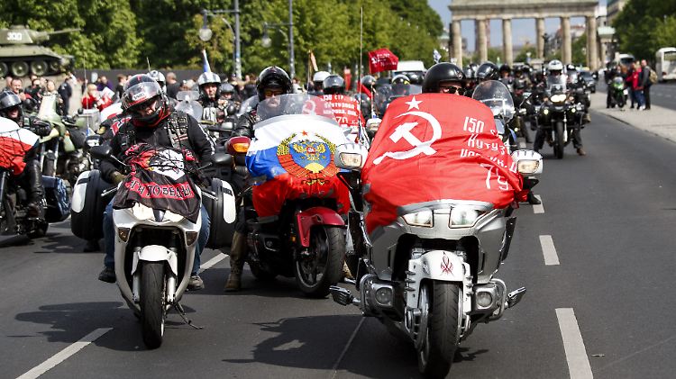 Mitglieder der Biker-Gang "Nachtwölfe" fahren zum Sowjetischen Ehrenmal in Berlin-Treptow.
