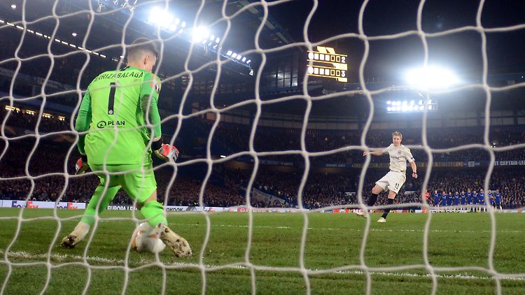 Kepa sitzt drauf: Mit zwei Paraden im Elfmeterschießen entscheidet Chelseas Torwart dieses dramatische Halbfinale.