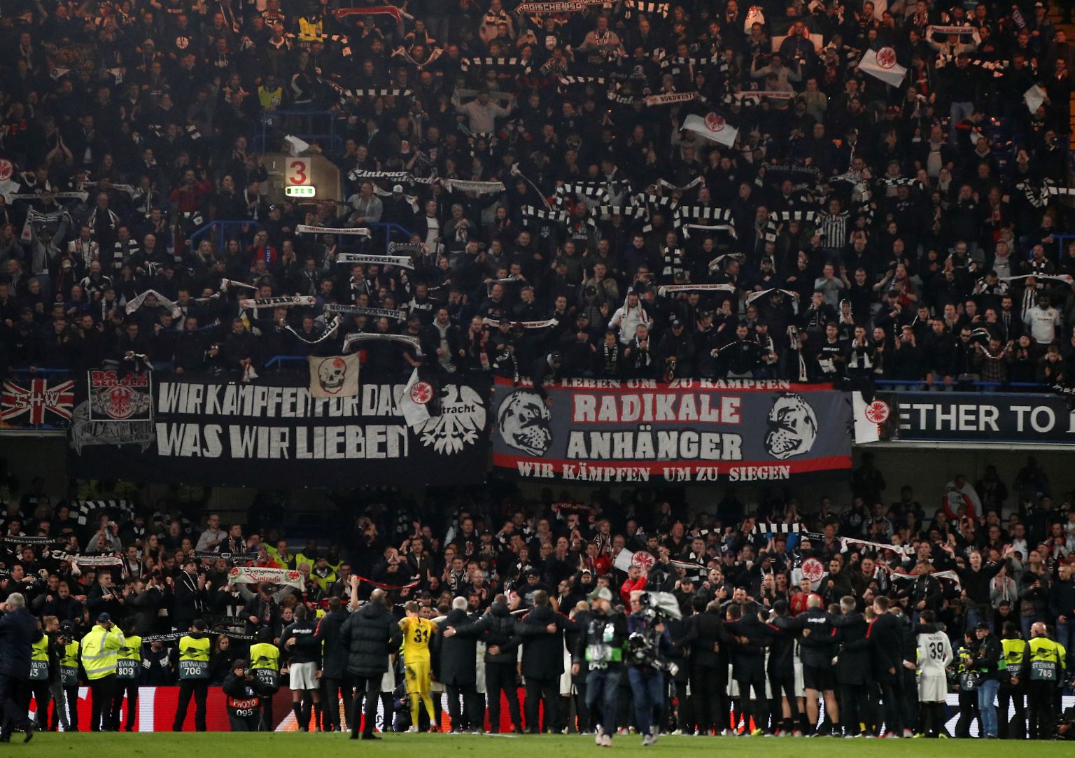 Die Spieler von Eintracht Frankfurt suchten nach dem nächsten denkwürdigen Europacup-Abend Trost und ließen sich minutenlang von ihrer Fans mit lauten Gesängen aufbauen. 