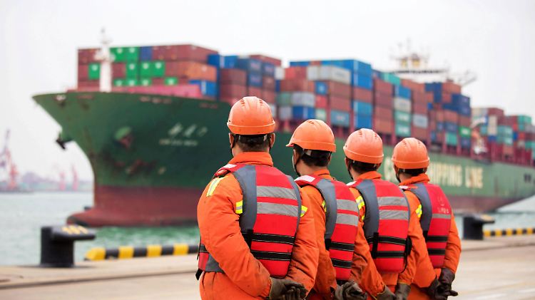Hafenarbeiter im chinesischen Qingdao warten darauf, ein Schiff entladen zu können. Über 90 Prozent des weltweiten Handels geht via Schiff.