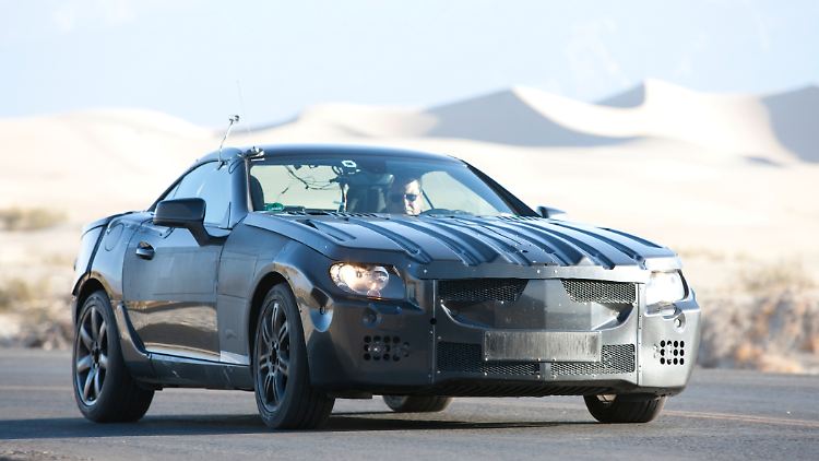 Bei Youtube ist ein Video des Mercedes SLK aufgetaucht. Offiziell gibt es nur diese Bilder eines Erlkönigs.