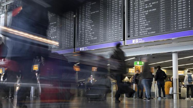 Fluggäste am Flughafen in Frankfurt