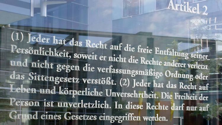 Vor dem Jakob-Kaiser-Haus in Berlin, neben dem Reichstag, stehen die ersten Artikel des Grundgesetzes auf einer Glaswand.