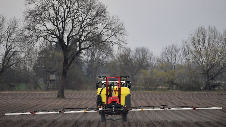 Ein Landwirt bringt das Pflanzenschutzmittel Glyphosat auf einem Feld aus.